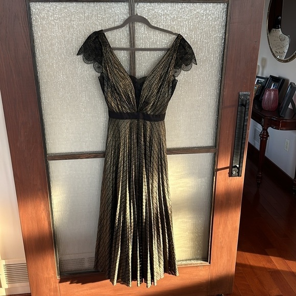 CATHERINE DEANE
Novia Dress size 0 - Picture 6 of 14